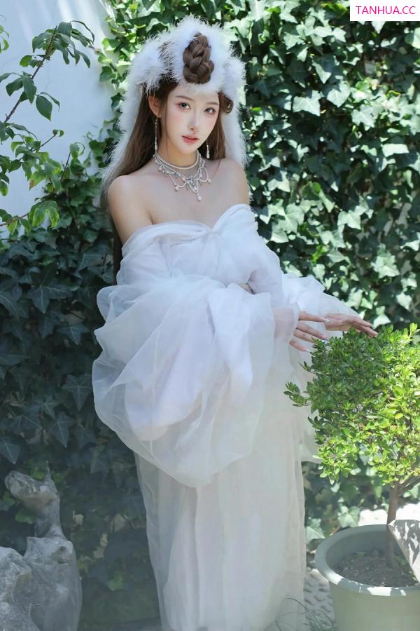   [XiuRen]高清写真图 2025.10.09 No.10843 金允希Yuki 低胸长裙第38张图片